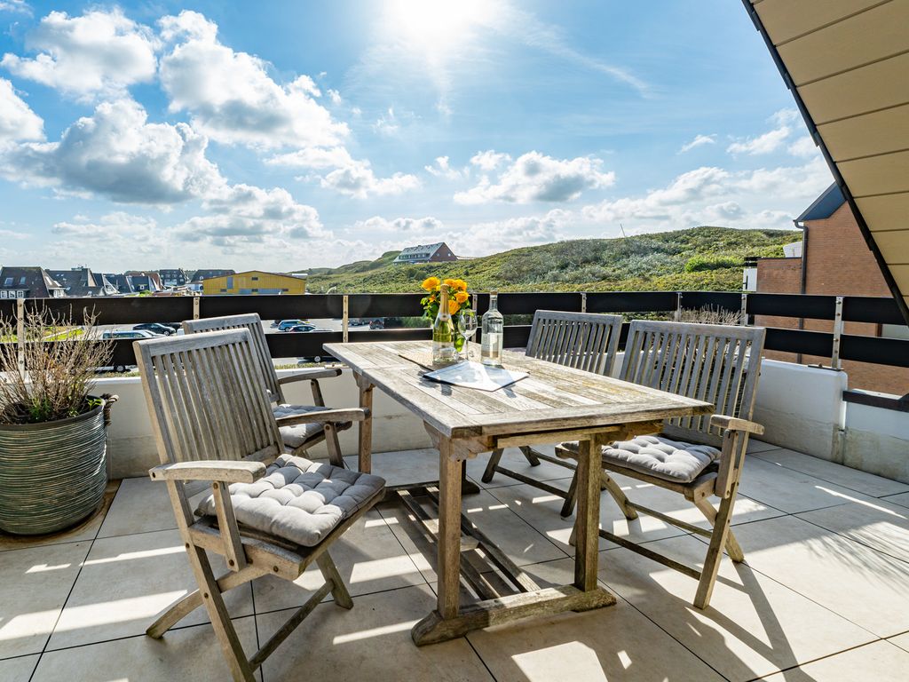Alice in Westerland auf Sylt: sonnige Dachterrasse mit Sitzgruppe und Blick über die Dünen