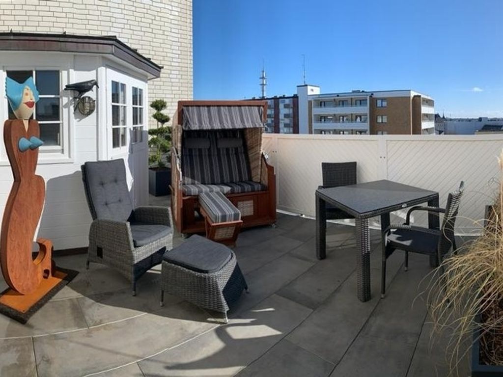 Eydum Westerland auf Sylt: Dachterrasse mit Strandkorb und Loungemöbeln