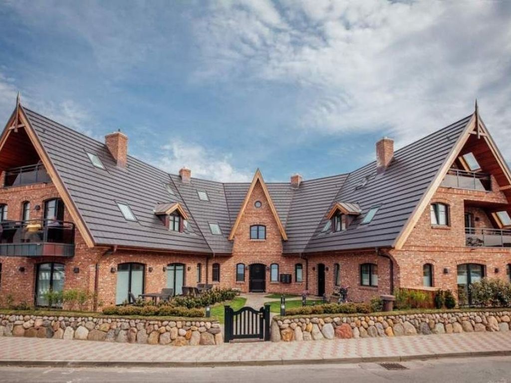 Feskerhüs Westerland – Backsteinhaus mit hohen Giebeln, Balkonen und Friesenwall