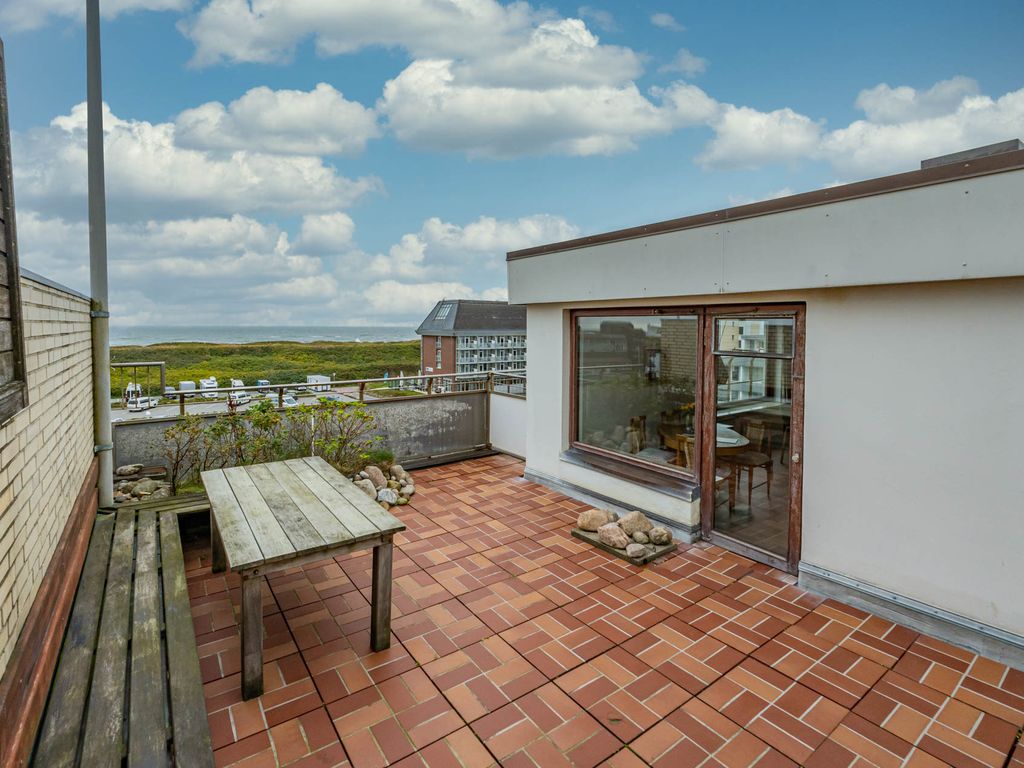 Steinmannstraße 17 Westerland – große Dachterrasse mit Holztisch und weitem Blick über die Dünenlandschaft