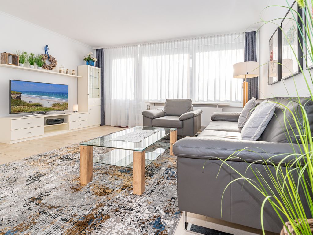 Haus Weststrand Westerland – Wohn-Essbereich mit weißer Küchenzeile