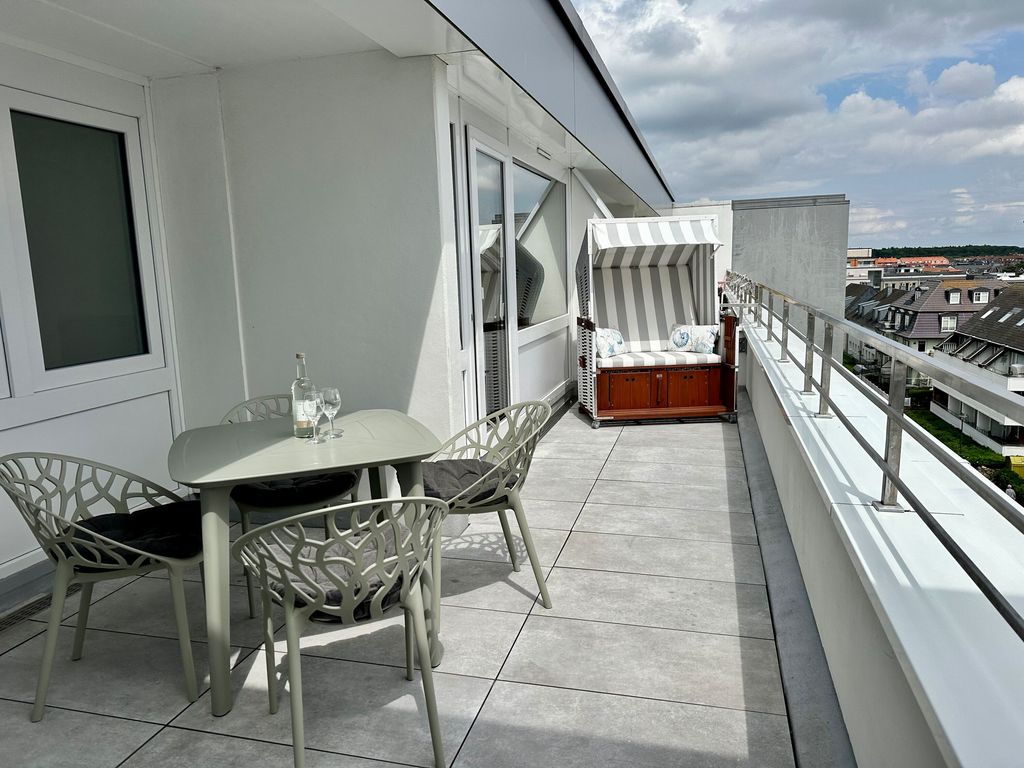 Wiking Westerland auf Sylt: Dachterrasse mit eigenem Strandkorb über den Dächern