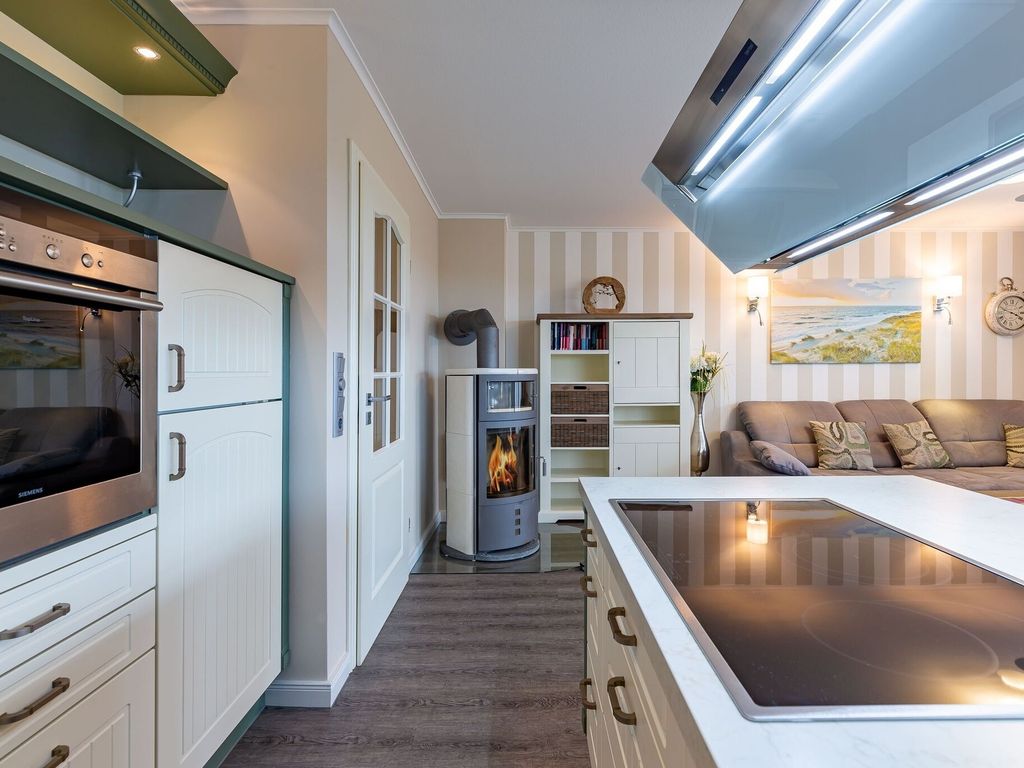 Haus Hardina Wyk: Küche einer Ferienwohnung
