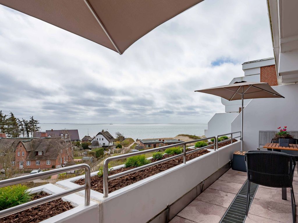 Haus Halligblick Wyk – große Dachterrasse mit Sonnenschirmen und Blick über die Dächer aufs Wattenmeer