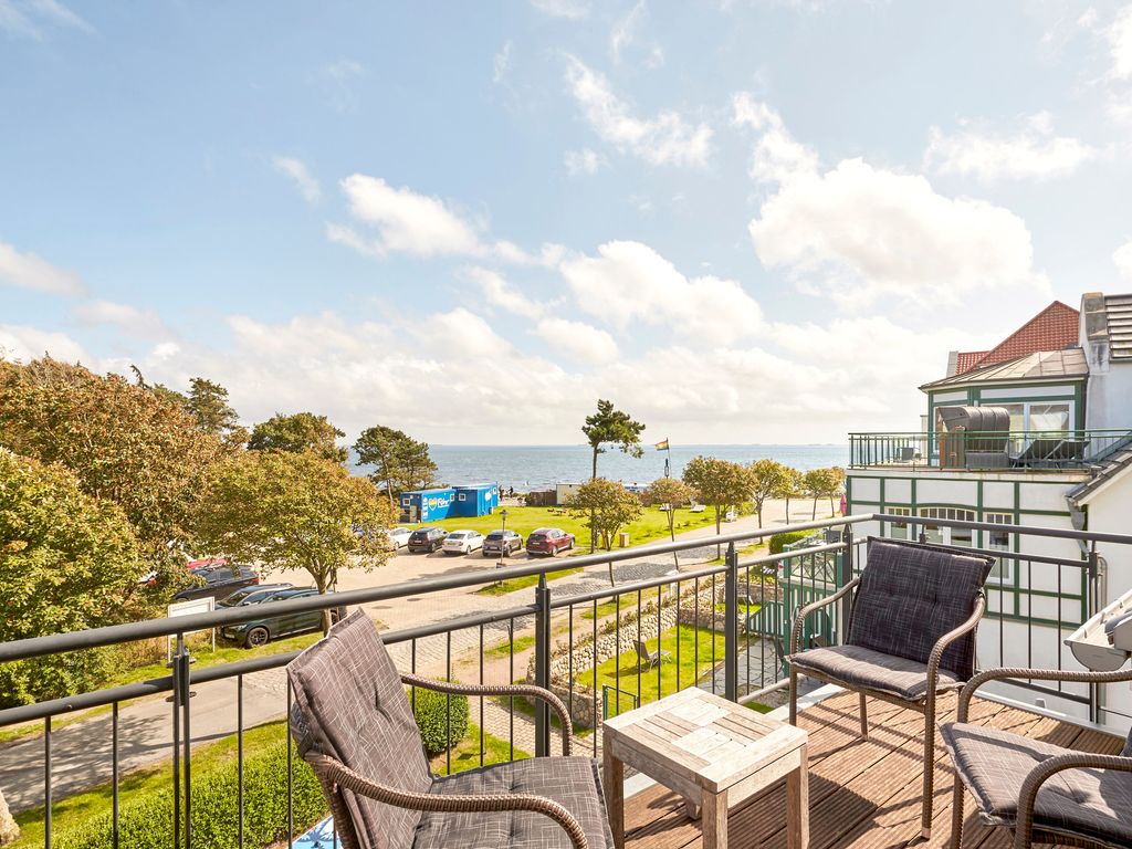 Rothtraut Remise Wyk – Balkon mit Sesseln und Blick über die Promenade aufs Meer