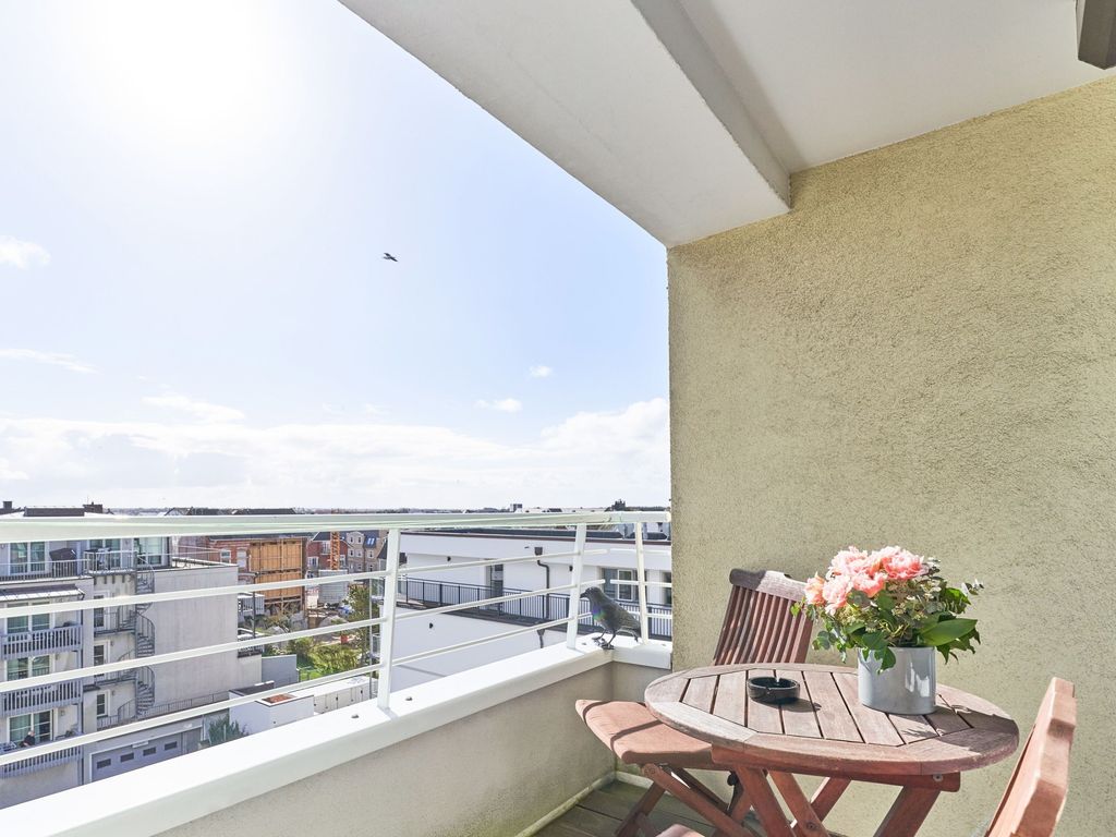 Sola Bona Westerland: Landhausküche mit Granitarbeitsplatte