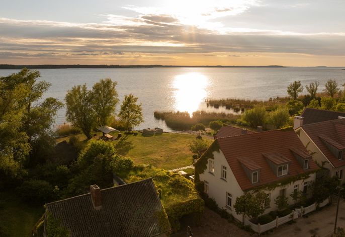 Ferienhaus Peeneblick - exklusives Traumhaus in Direktlage am Wasser mit Bootssteg und Aussensauna – Foto 1