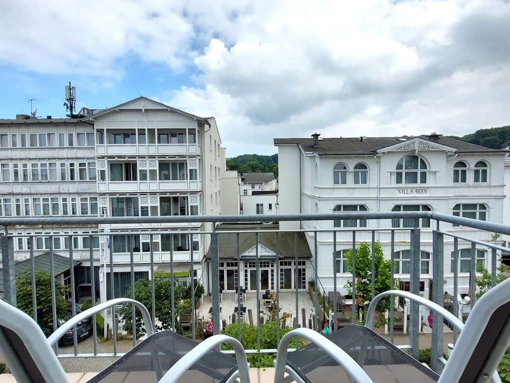 Altes Postamt Binz – Blick vom Balkon auf die weißen Bädervillen der Nachbarschaft
