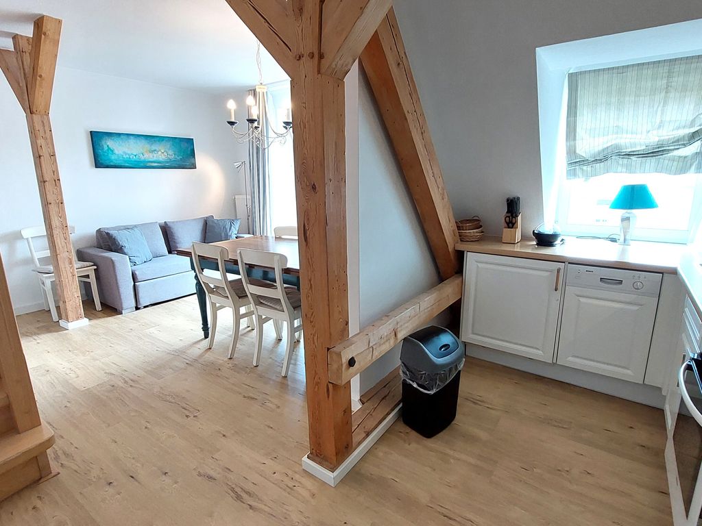 Altes Postamt Binz – Maisonette-Wohnbereich mit alten Holzbalken, Essplatz und offener Küche