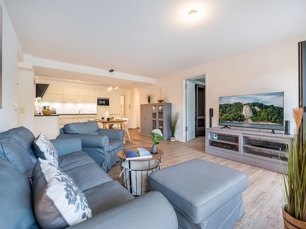 Haus Mönchgut Prora – Balkon mit Rattanmöbeln und Blick ins Grüne
