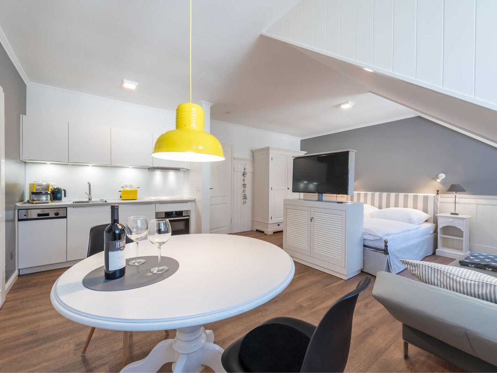 Min Hüsung Binz – Küchenzeile einer Ferienwohnung
