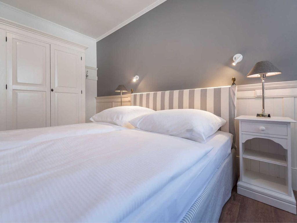 Min Hüsung Binz – Schlafzimmer in Weiß- und Grautönen