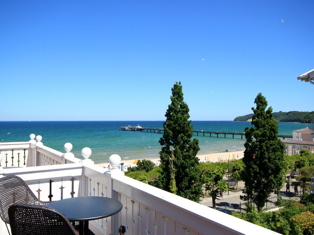 Villa Bellevue Binz: Blick vom Balkon auf Strand und Seebrücke von Binz