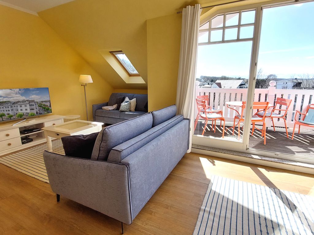 Villa Laetitia Binz – Wohnbereich der Dachgeschosswohnung mit großer Balkontür