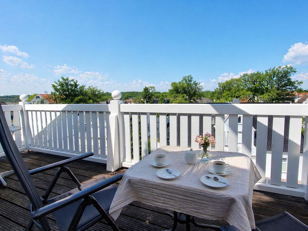 Villa Laetitia Binz – Balkon mit Kaffeetisch und Blick über die Dächer von Binz