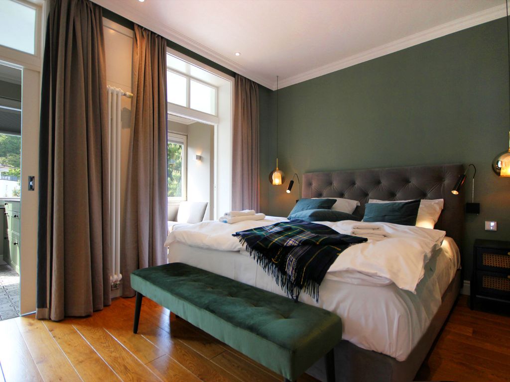 Villa Stranddistel Binz – modern-eleganter Wohnraum mit Massivholzdielen und ausdrucksstarker Kunst