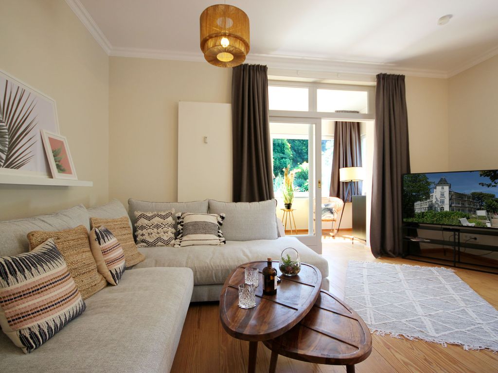 Villa Stranddistel Binz – helles Schlafzimmer mit Einbauschränken in der Bädervilla