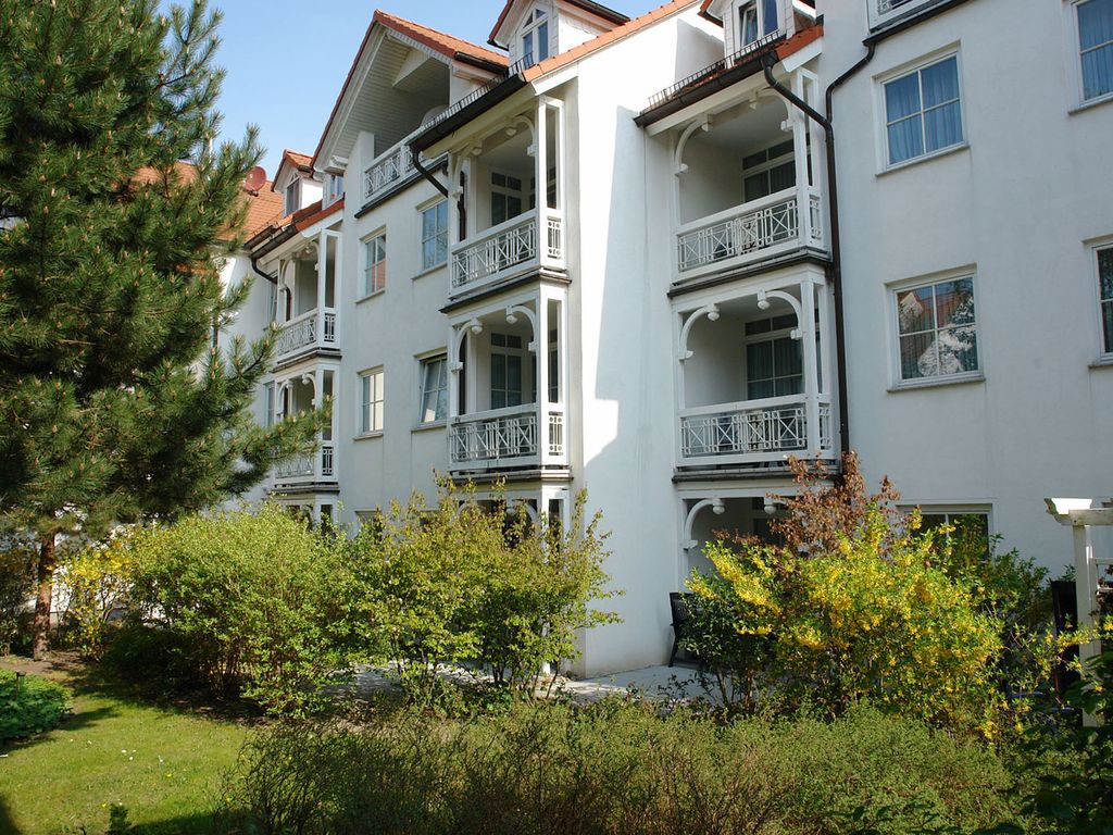 Wohnpark Granitz Binz: Innenhof mit Balkonen und Bäumen