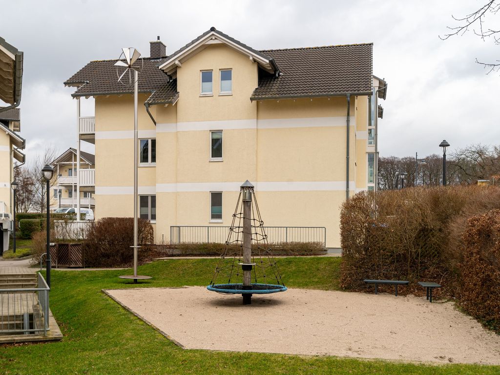 Wohnpark Stadt Hamburg Binz: Wohnanlage mit Spielplatz und Grünfläche