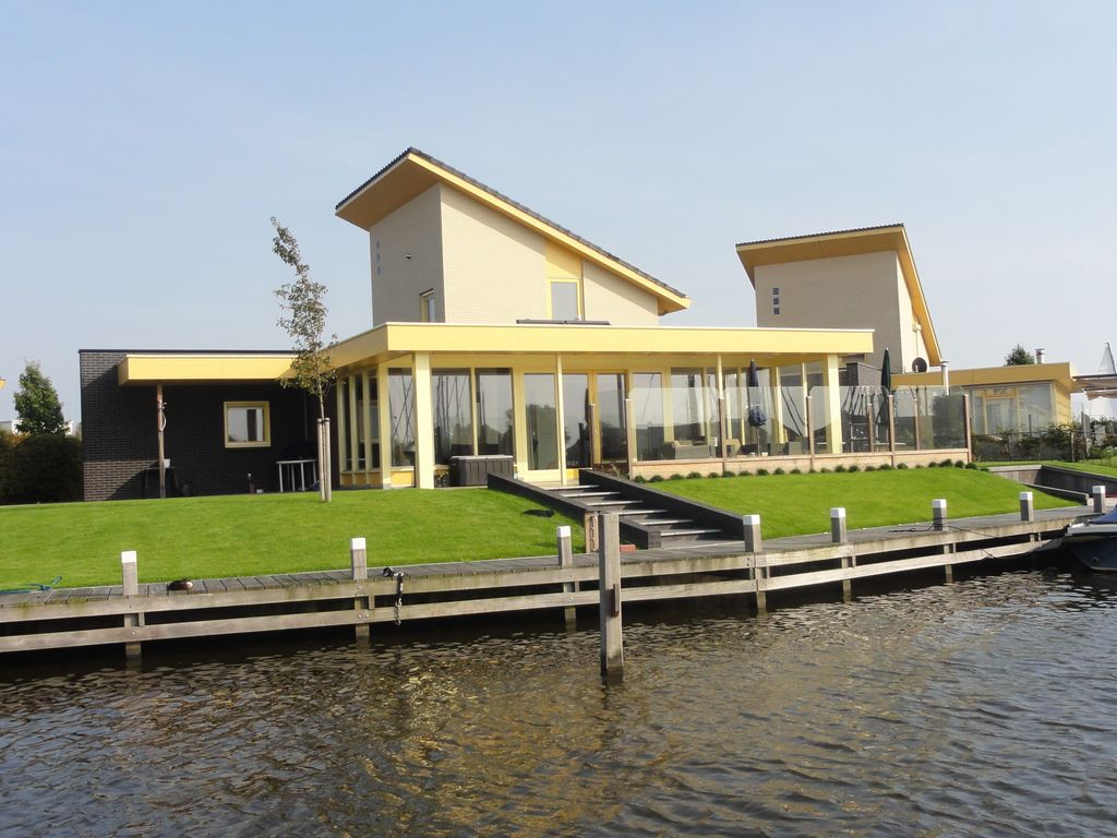 Vakantievilla Koudum met privé steiger