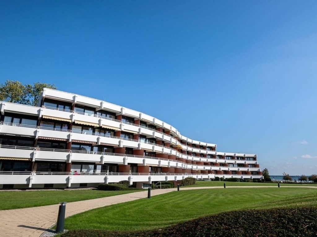 Strandidyll Grömitz – geschwungene Apartmentanlage mit Balkonen und Grünanlage