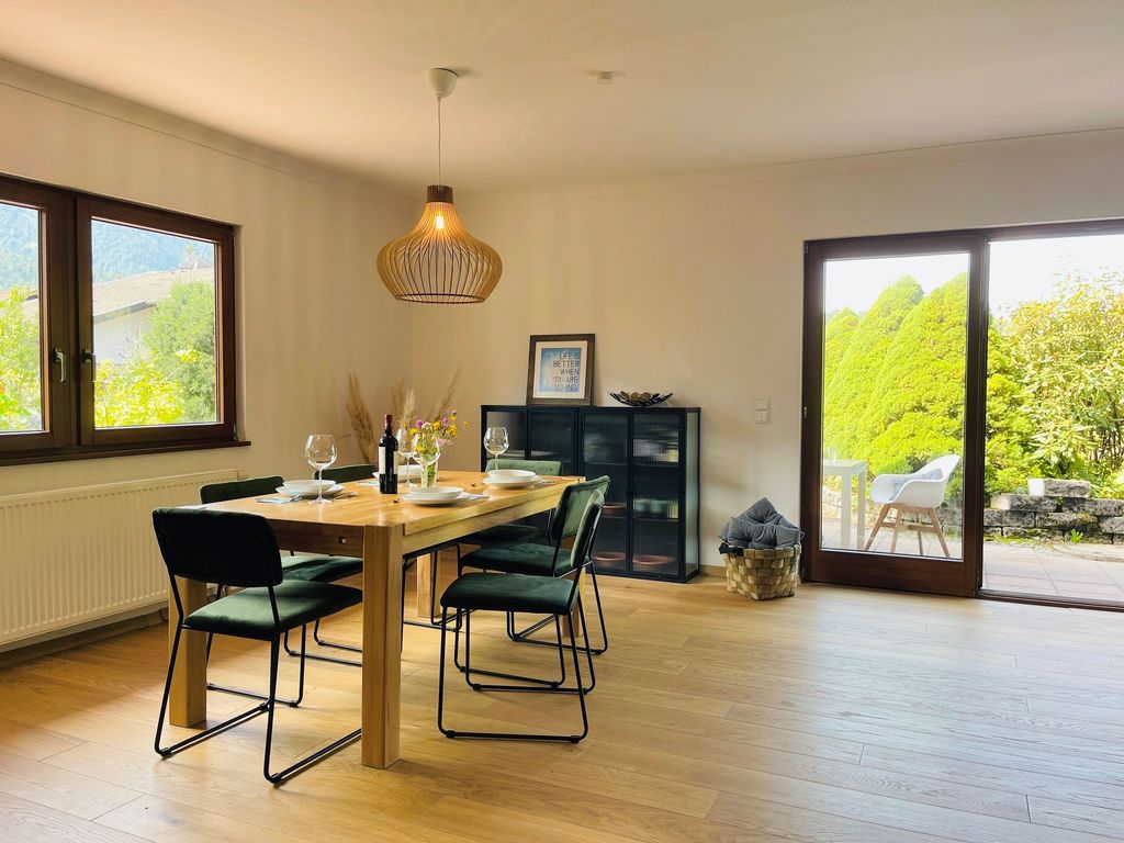 Inzell, 6 Personen, Bergrausch26, 2 Badezimmer, 3 Schlafzimmer, unterstellplatz für Fahrräder, Große Garten.