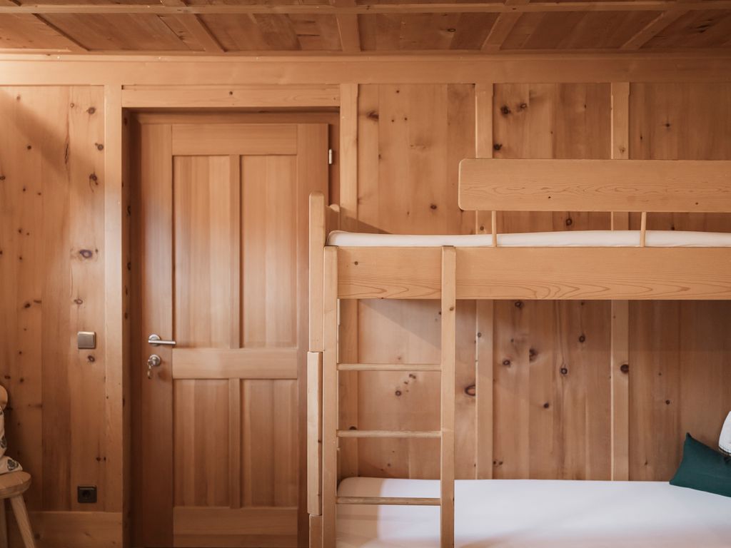Familienfreundliches Mehrbettzimmer am Bauernhof mit Frühstück & Hoftieren, Zirm
