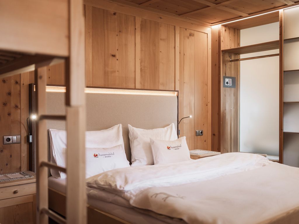 Familienfreundliches Mehrbettzimmer am Bauernhof mit Frühstück & Hoftieren, Zirm