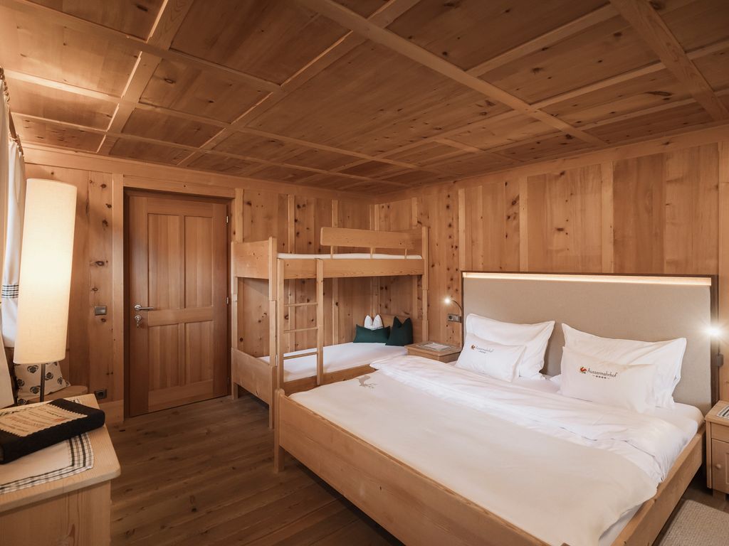 Familienfreundliches Mehrbettzimmer am Bauernhof mit Frühstück & Hoftieren, Zirm