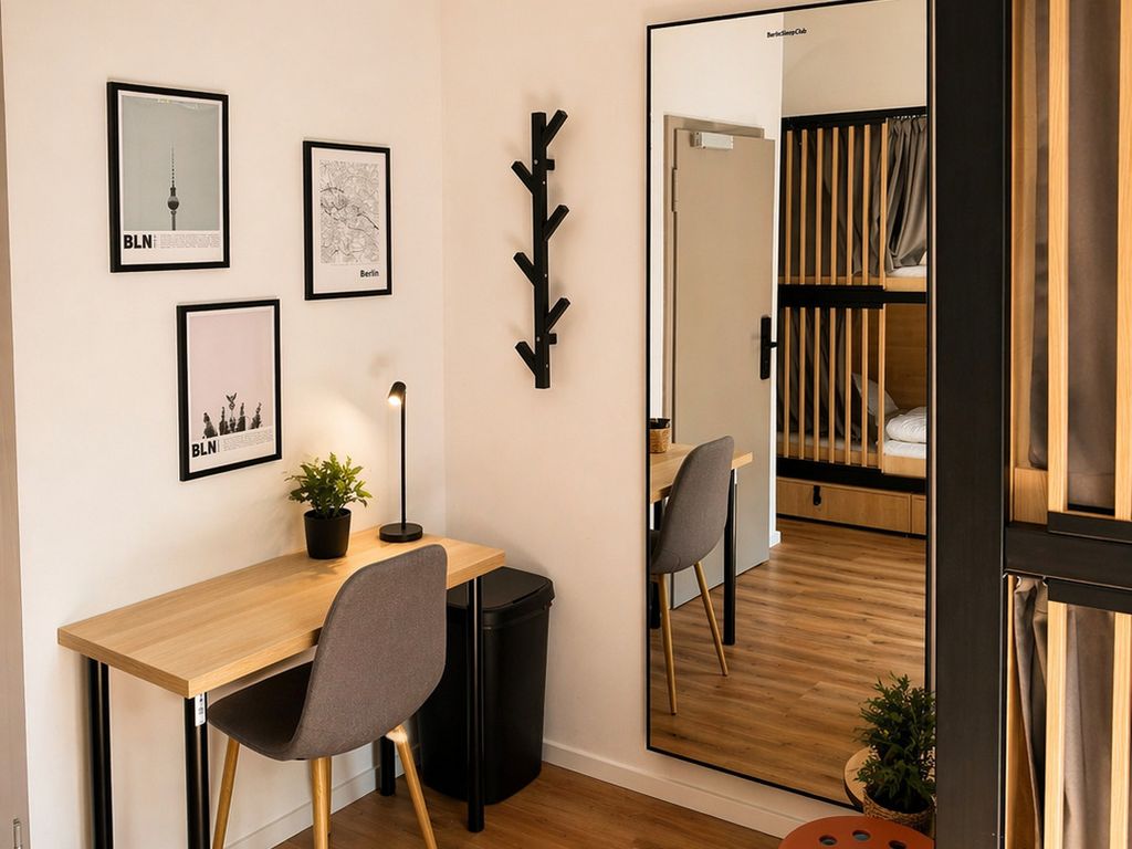 Privates Dreibettzimmer mit modernem Design (Berlin Sleep Club)