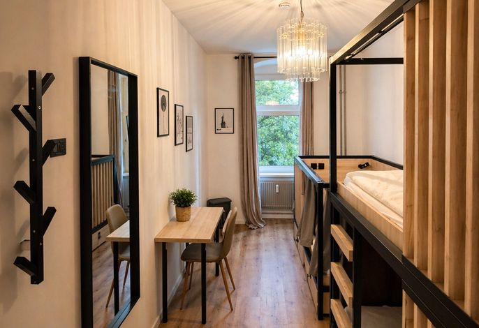 Privates Dreibettzimmer mit modernem Design (Berlin Sleep Club)