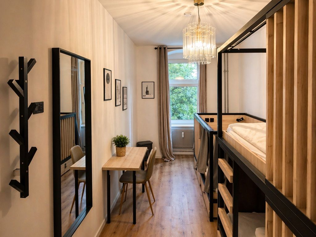 Privates Dreibettzimmer mit modernem Design (Berlin Sleep Club)