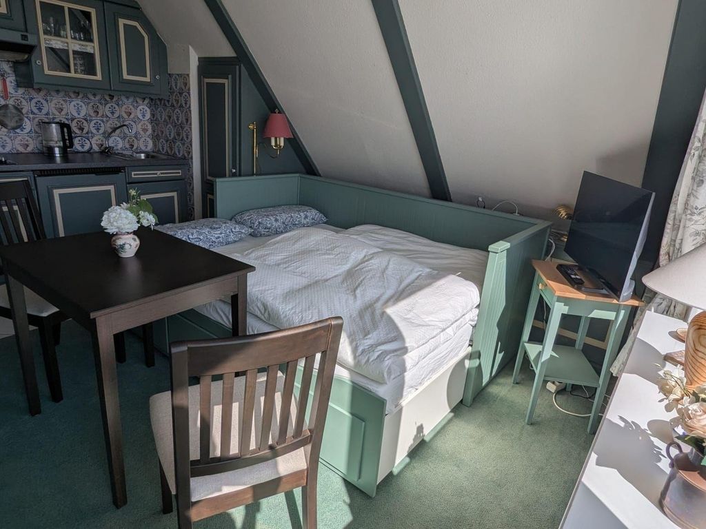 Mini-Wohnung mit Dachschräge im friesischen Stil