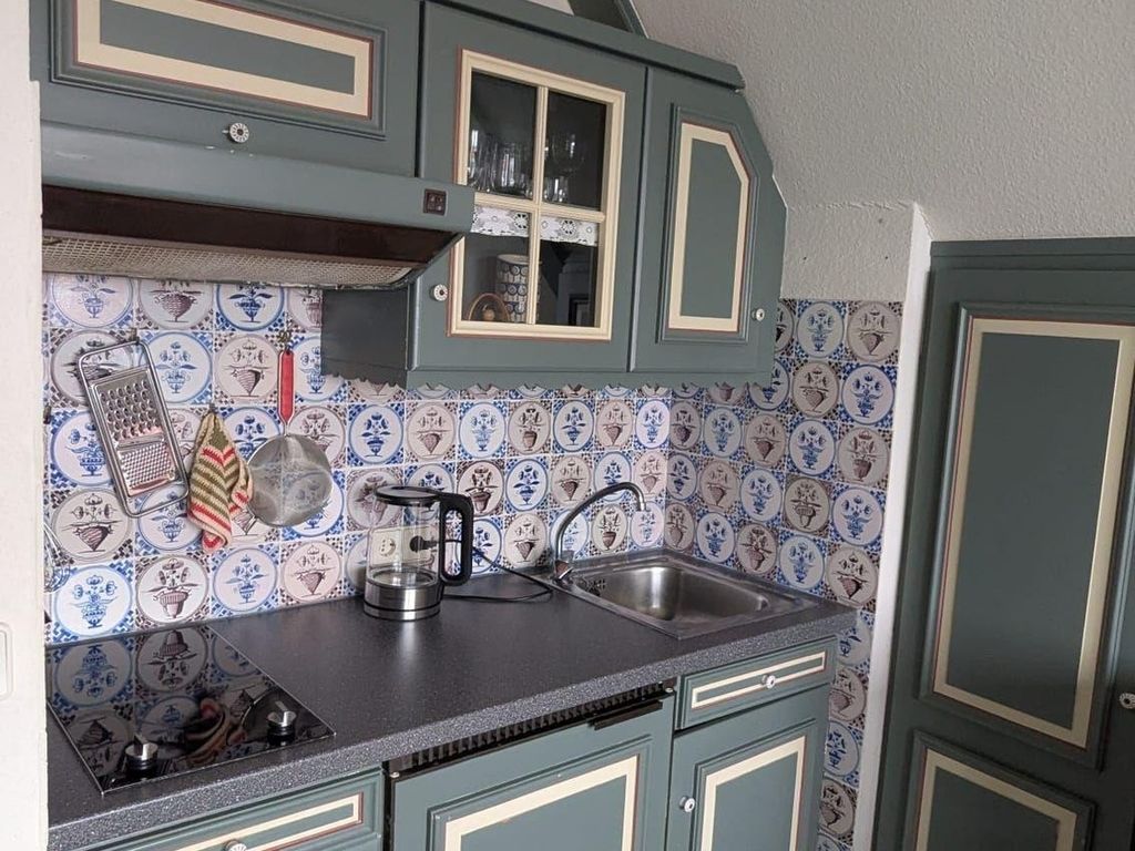 Mini-Wohnung mit Dachschräge im friesischen Stil