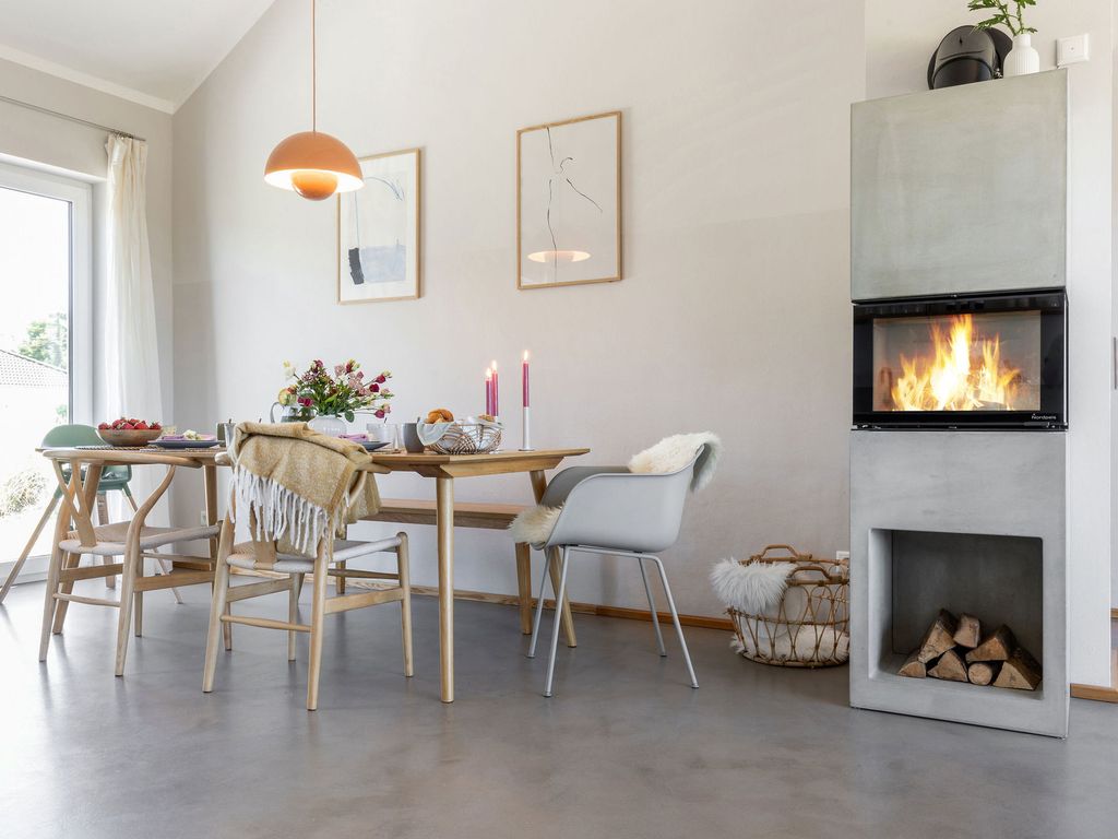 Feldkoje: Luxus–Ferienhaus mit Kamin am Feldrand