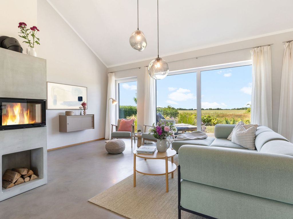 Feldkoje: Luxus–Ferienhaus mit Kamin am Feldrand