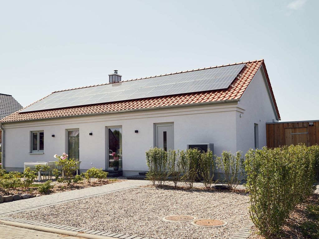 Feldkoje: Luxus–Ferienhaus mit Kamin am Feldrand