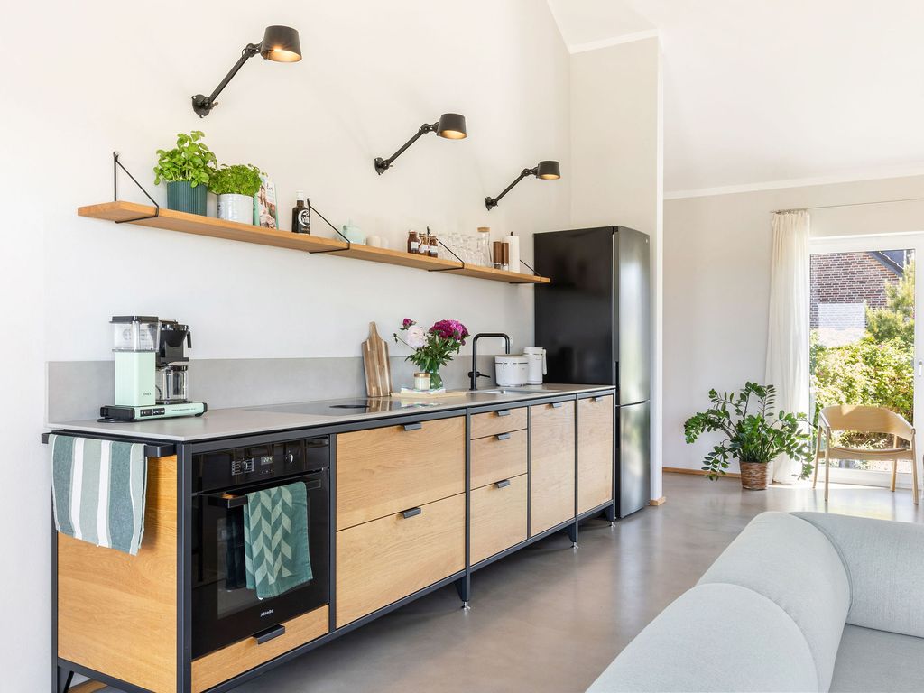 Feldkoje: Luxus–Ferienhaus mit Kamin am Feldrand