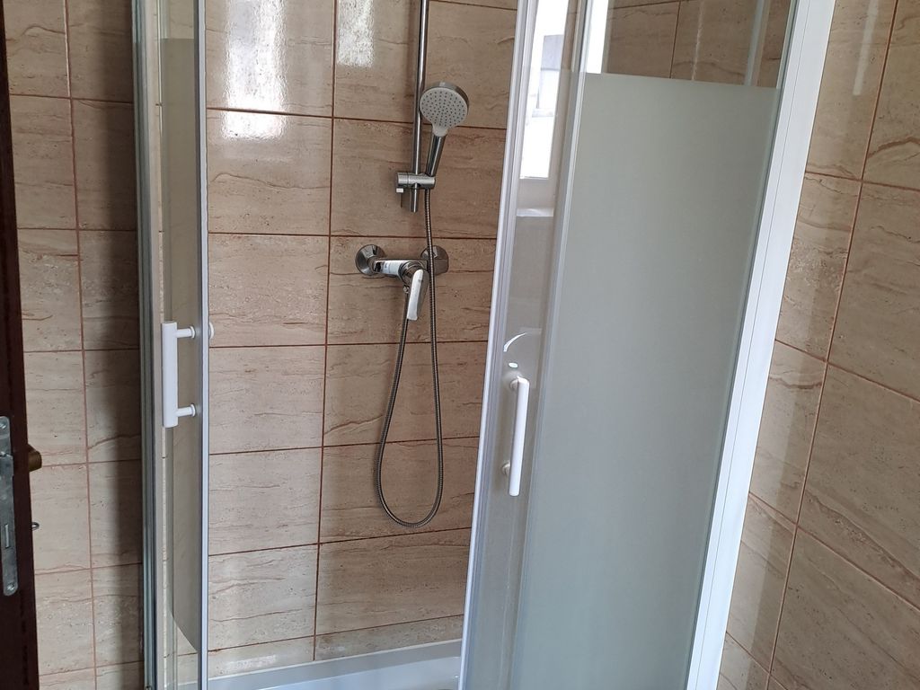 Voll ausgestattete Monteur- Ferienwohnung direkt an der Raffinerie Leuna in einer Villa mit kleinem Balkon