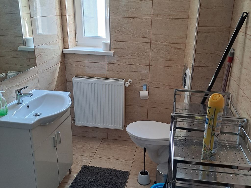 Voll ausgestattete Monteur- Ferienwohnung direkt an der Raffinerie Leuna in einer Villa mit kleinem Balkon
