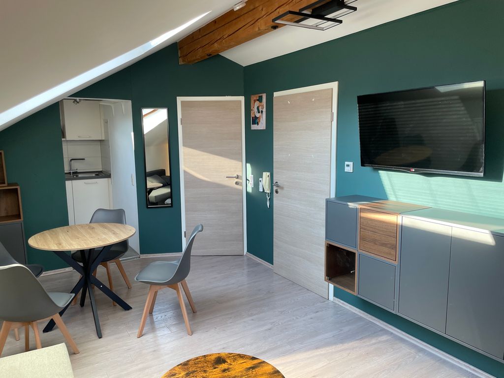 Moderne Ferienwohnung mit Balkon und Klima