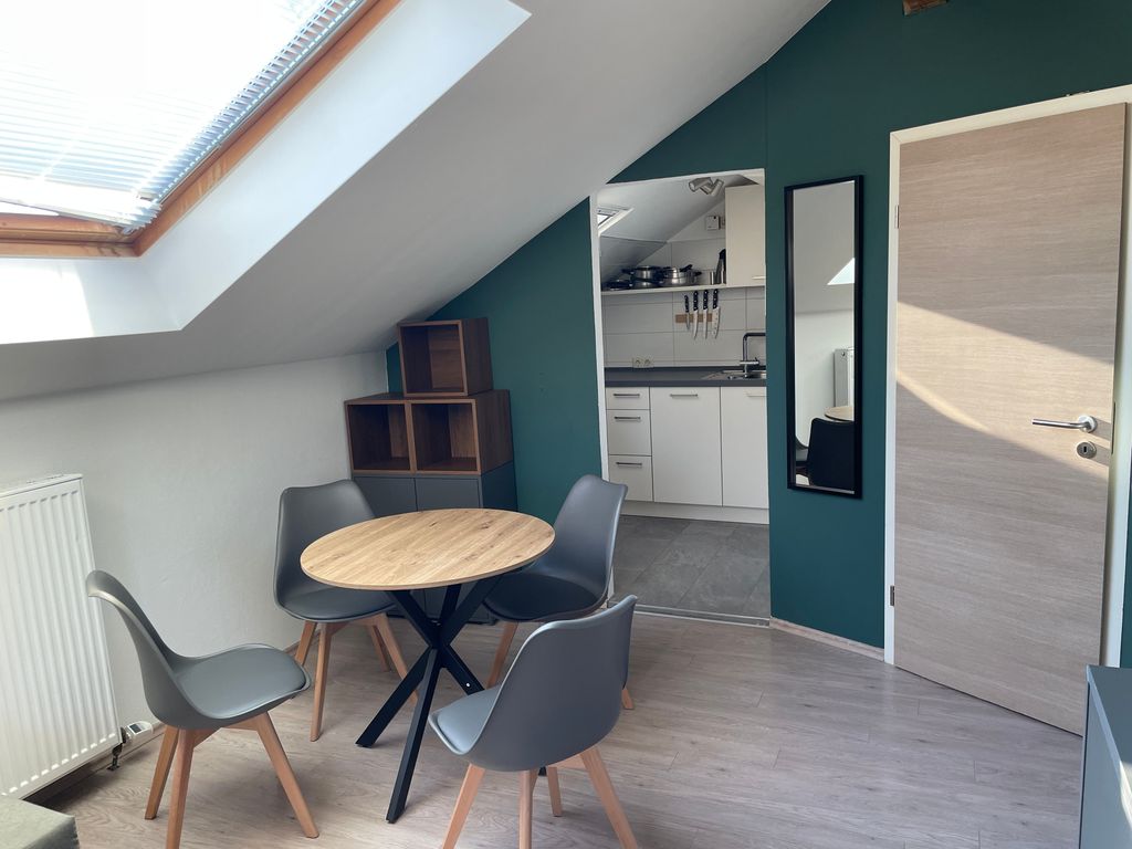 Moderne Ferienwohnung mit Balkon und Klima