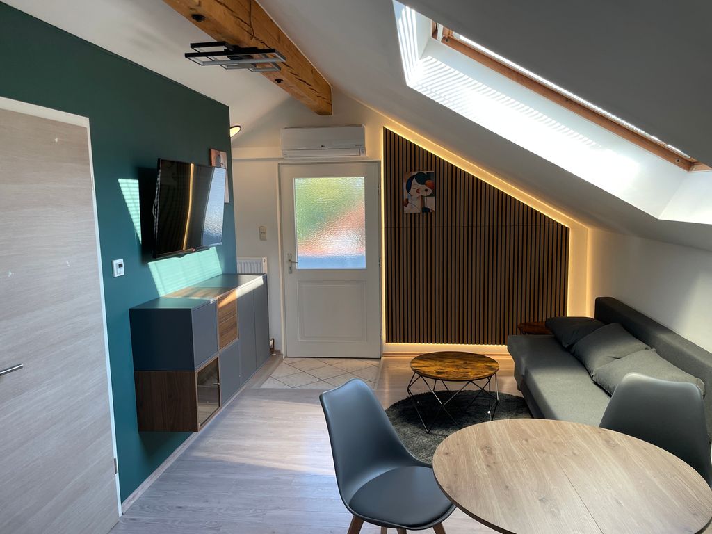 Moderne Ferienwohnung mit Balkon und Klima