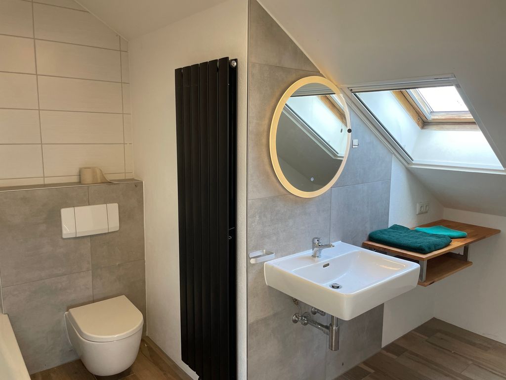 Moderne Ferienwohnung mit Balkon und Klima