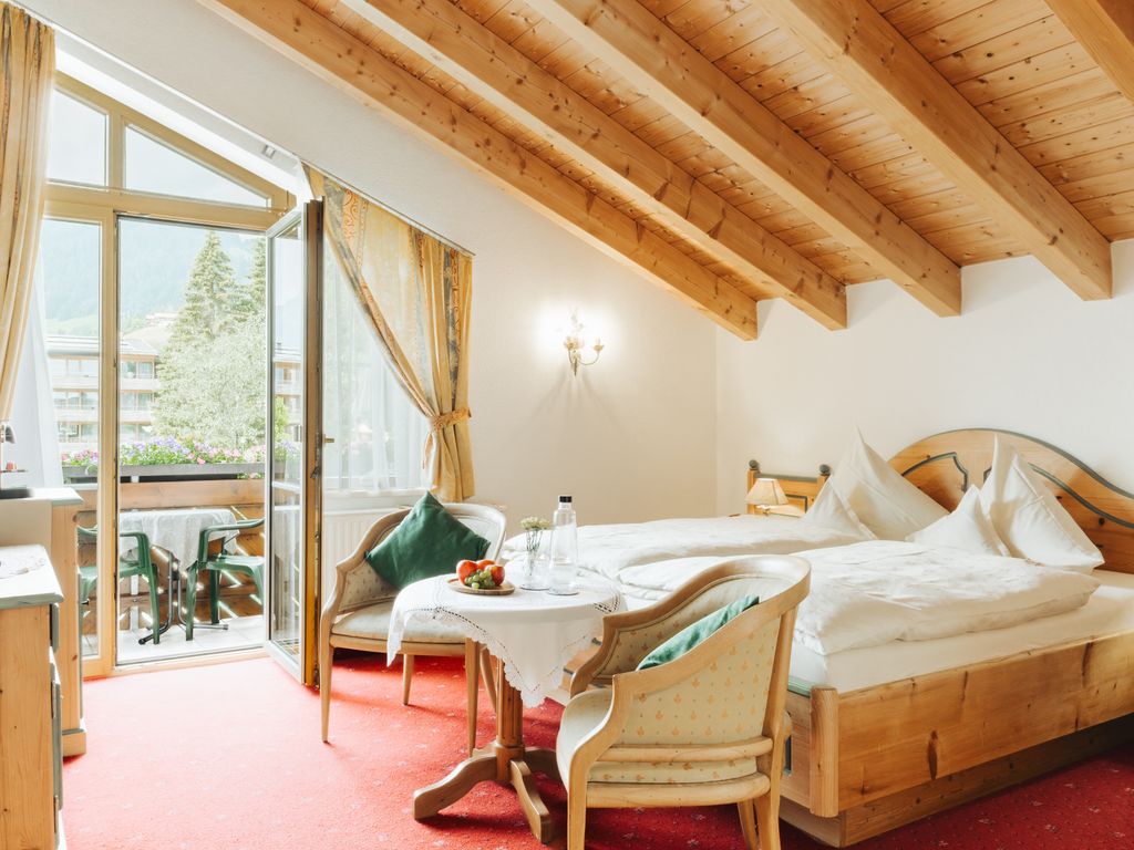 Doppelzimmer mit Bergblick im Gästehaus Büchele Kleinwalsertal