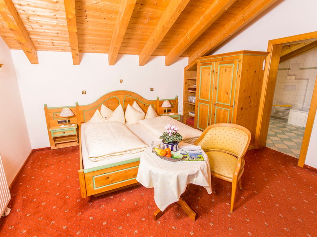 Doppelzimmer mit Bergblick im Gästehaus Büchele Kleinwalsertal