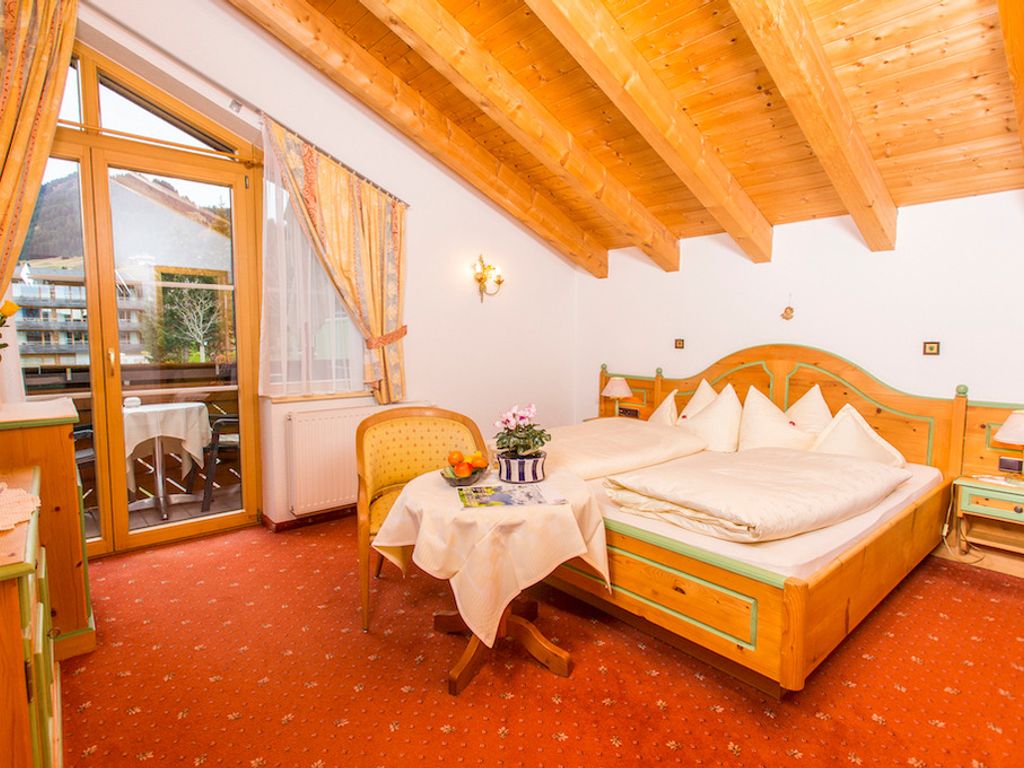 Doppelzimmer mit Bergblick im Gästehaus Büchele Kleinwalsertal