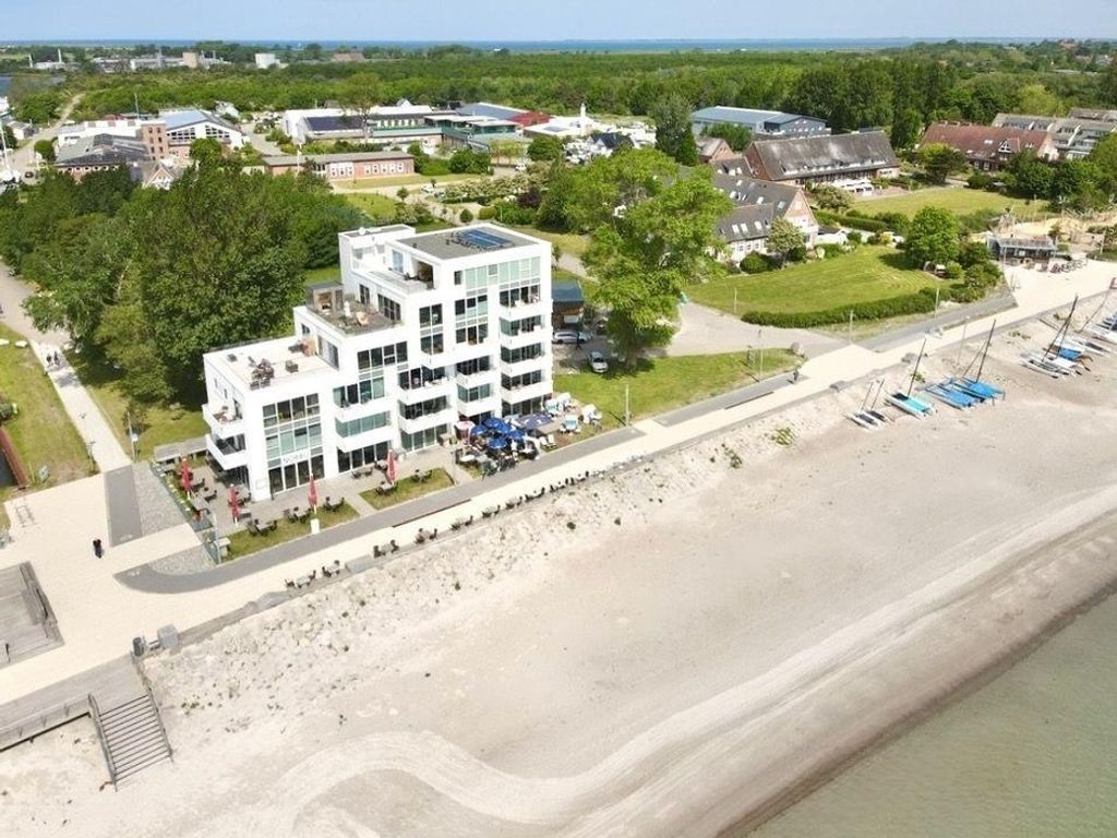 strand living