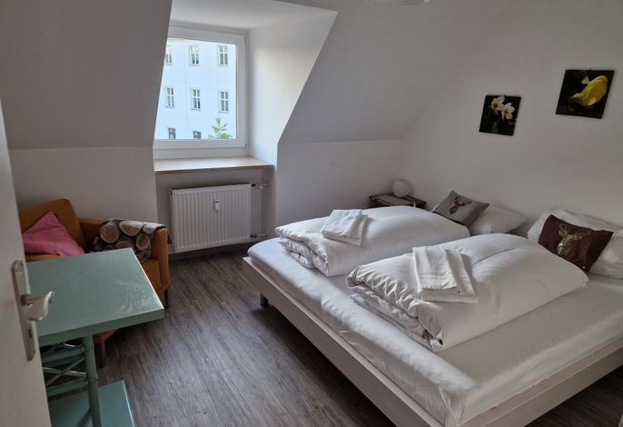 Smoke and Flame, Cafe-Pension am Tor, 15 qm Doppelzimmer 1