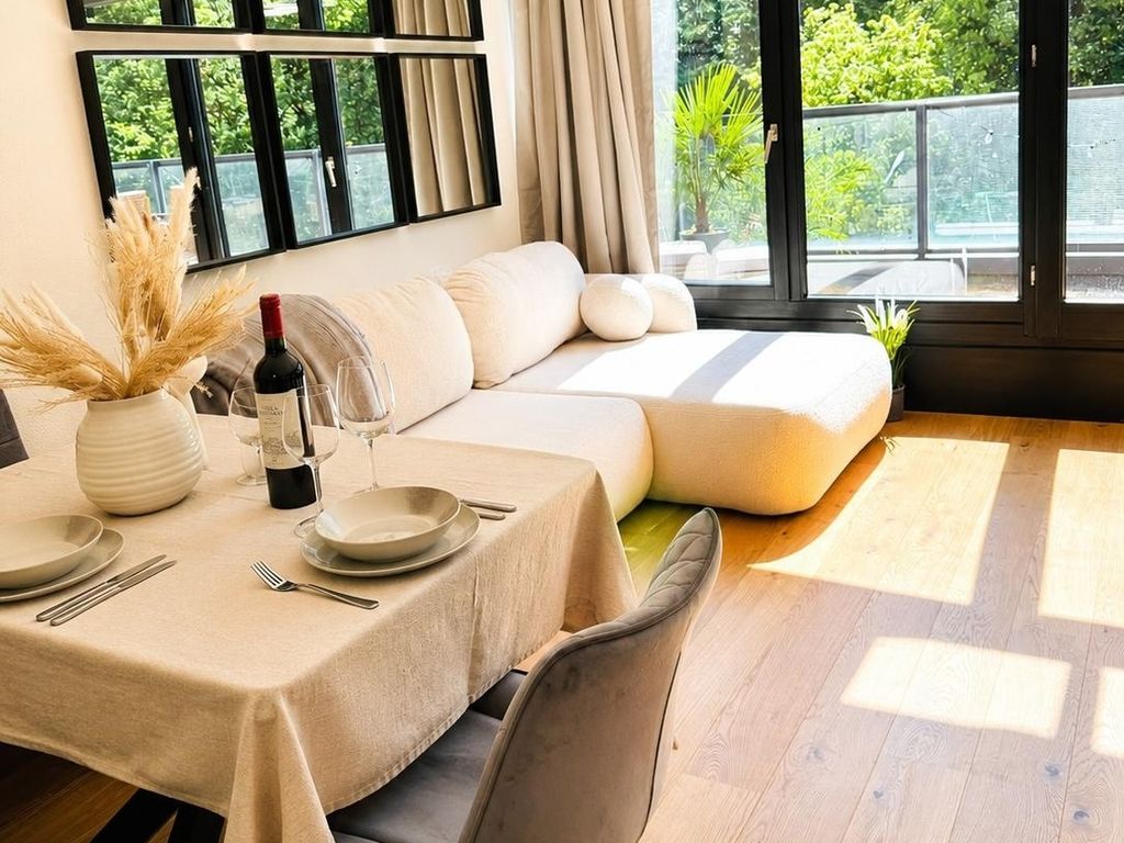 Velmora Boutique Suites: Pool, Sauna + E-Bikes